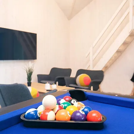 22 Person In 別荘 *