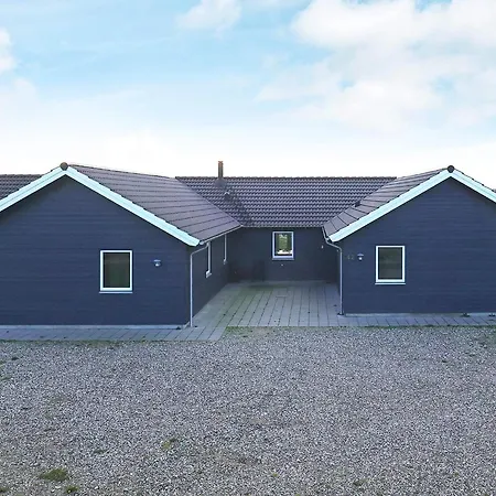 22 Person In 別荘 *